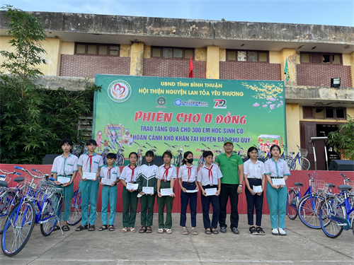 Lan tỏa yêu thương cho học sinh có hoàn cảnh khó khăn huyện Phú Quý